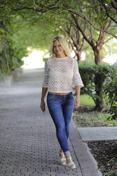 Sexy blond lopend onderaan de straat — Stockfoto