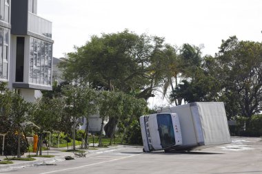 Kasırga Rüzgar Irma Miami devrildiğinde kamyon