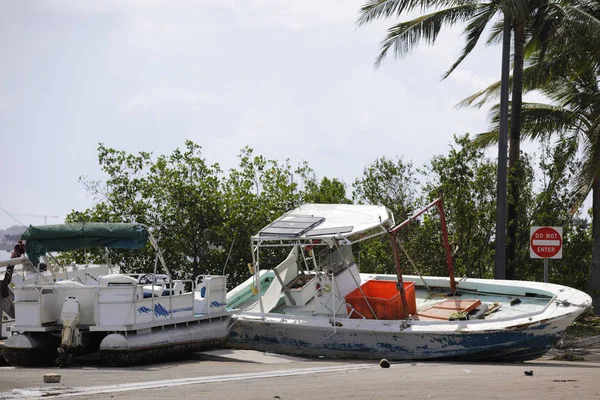 Furacão Irma rescaldo Miami barcos lavados na costa — Fotografia de Stock
