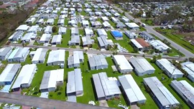 Mobil evler kasırga Irma tarafından zarar görmüş