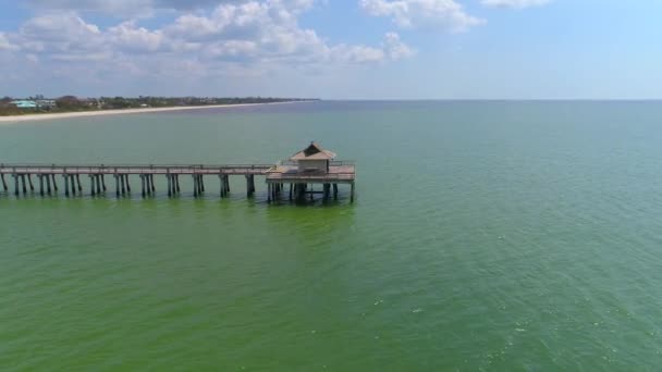 Proyector aéreo disparo muelle de la playa de Nápoles — Vídeo de stock