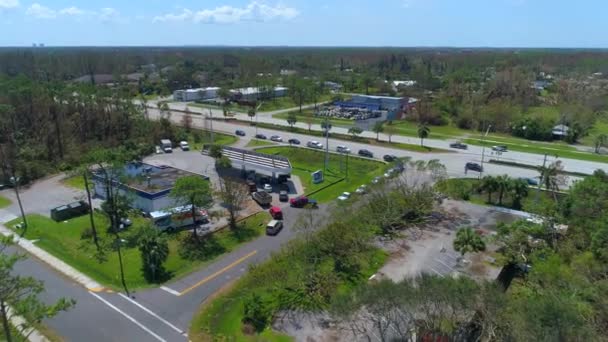 Samochody w kolejce, aby uzyskać gazu antenowe drone wideo — Wideo stockowe