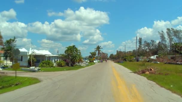 Rijden door een mobile home park in Napels Fl na orkaan Irma — Stockvideo