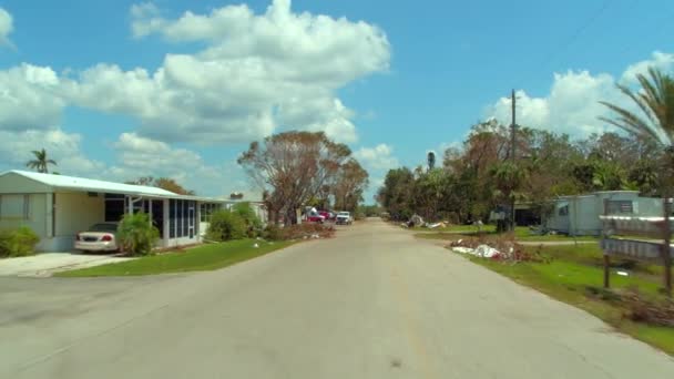 Conducir a través de la comunidad de casas móviles Holiday Manor después del huracán Irma — Vídeos de Stock