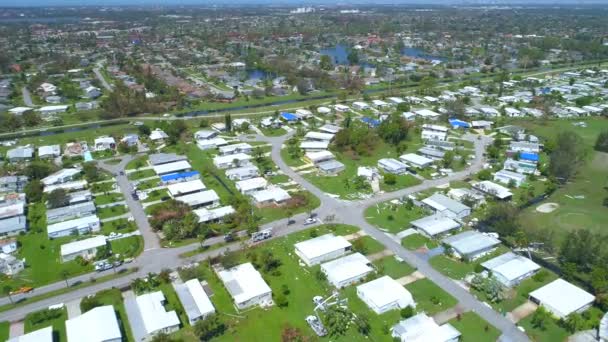 Drone inclinação aérea para baixo furacão danos Nápoles reboque casas — Vídeo de Stock