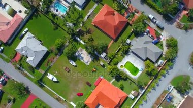 Bir mahallede ev üzerinde etrafında dönen 