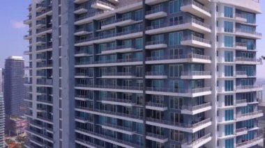 Hava dron ortaya çatı bina üzerinde yükselen