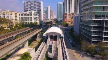  Brickell Metromover istasyonu Sw 1 avenue