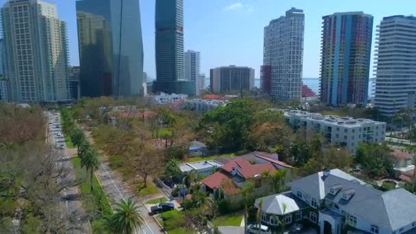 Barrio residencial cerca de rascacielos de la ciudad 4k 60p — Vídeos de Stock