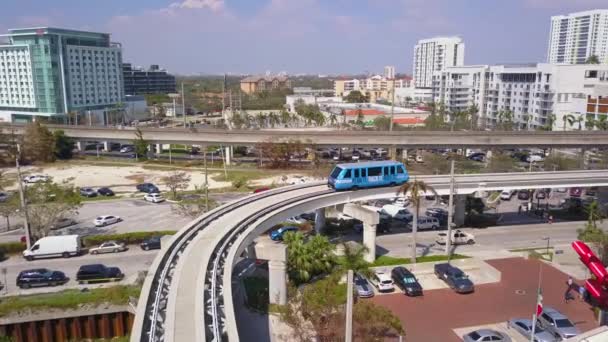 Seguimiento drone disparó Metromover Brickell de Miami — Vídeos de Stock