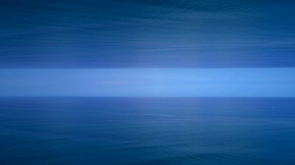 ミラー効果ドローンのビデオ海の地平線の上 — ストック動画