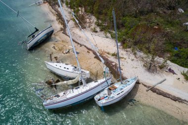Tekneler sahilde kasırga Irma Key West sonra yıkanır. 