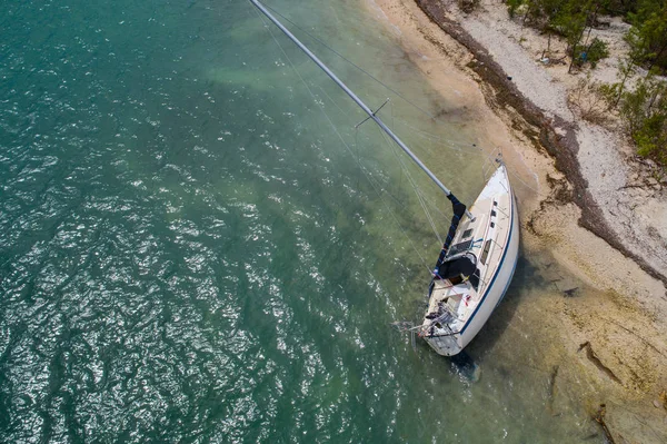 Drone ispezione di una barca a vela affondata uragano Irma — Foto Stock