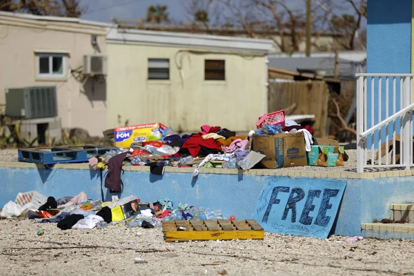 Одяг і debree на вулицях після урагану Ірма — стокове фото