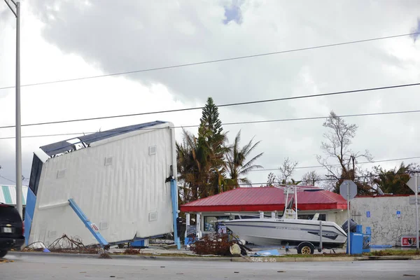 Tankstation vernietigd door zware winden — Stockfoto