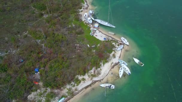 帆艇被冲上岸后飓风艾尔玛 — 图库视频影像