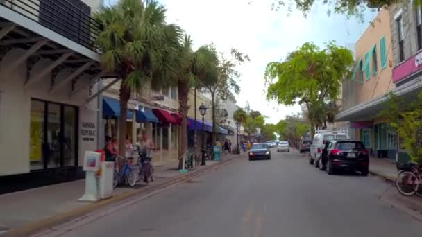 Pov ποδηλάτες ιππασίας στο Key West, μετά την ανάκτηση του τυφώνα Irma — Αρχείο Βίντεο