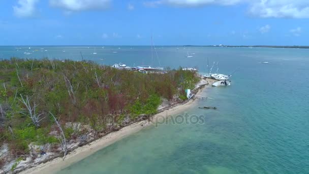 Barca a vela Wisteria Island lavata a terra Hurricane Irma — Video Stock