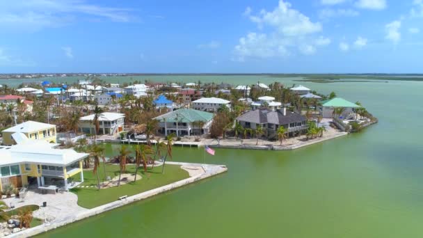 Drone beklimming eiland vakantiehuizen met privé zwembad in de Florida Keys — Stockvideo