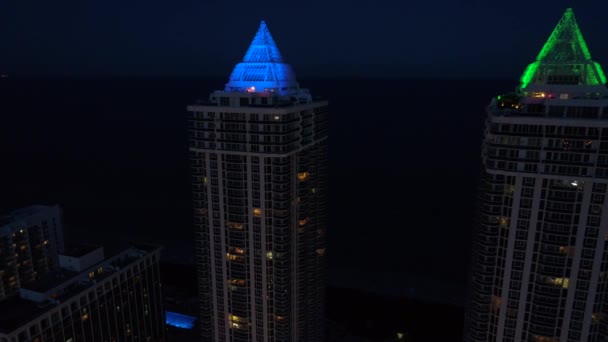 Könnyelmű húzza vissza lövés, a kék és zöld gyémánt tornyok Miami Beach — Stock videók