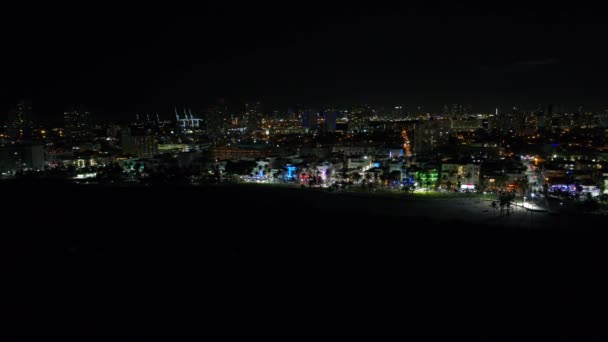 Approche nocturne aérienne Miami Beach Ocean Drive — Video