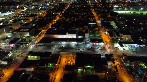 Aerial tilt down shopping plaza at night — Stock Video