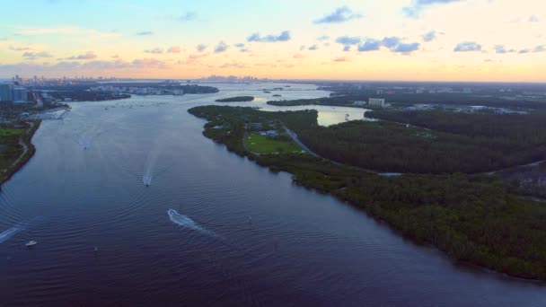 Luchtfoto twilight drone schoot Biscayne Bay Miami — Stockvideo