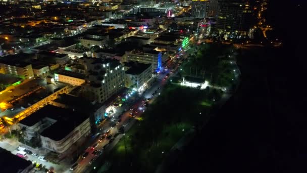 Вулиця Оушен-Драйв нахилу до знакових готелі на бульварі Коллінз — стокове відео