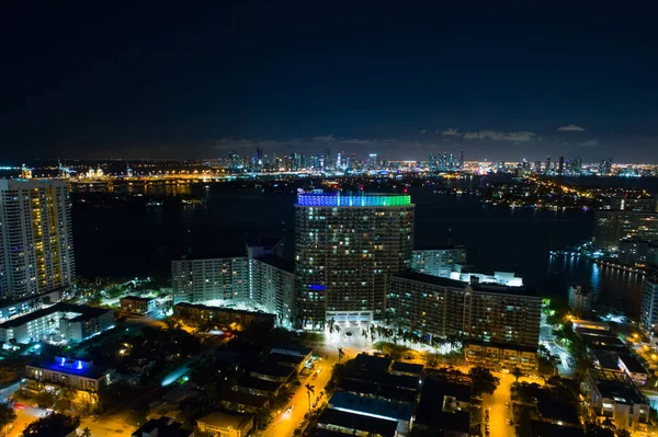Imagen aérea Flamingo Towers Miami Beach por la noche — Foto de Stock