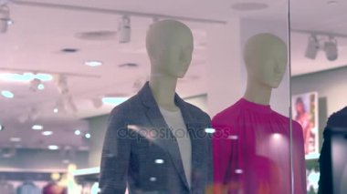 Bir pencerenin arkasında kadın mankenler