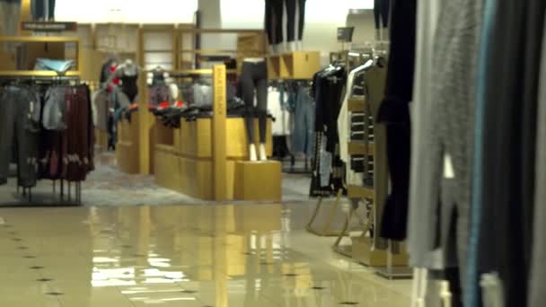 Магазин одежды — стоковое видео