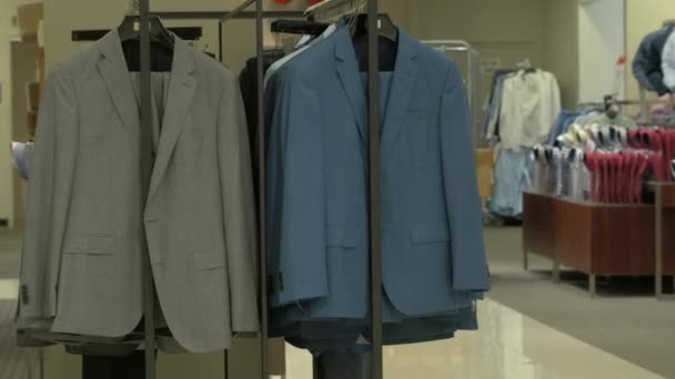 Bir raf üzerinde asılı erkek takım elbise — Stok video