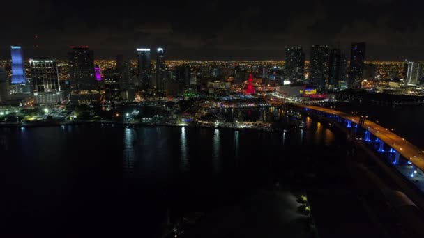 Nacht luchtfoto video poort Boulevard naar het centrum — Stockvideo