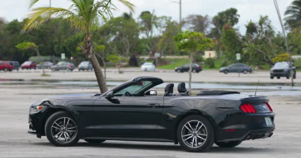 Svart Ford Mustang Cabriolet — Stockvideo