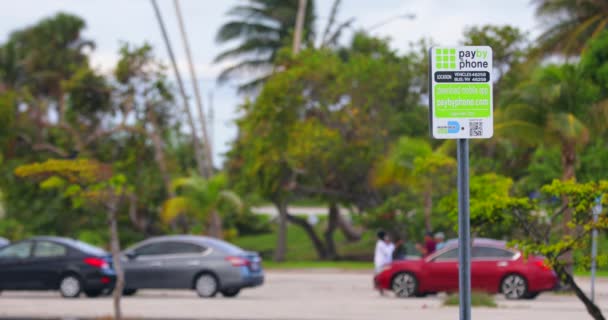 Betaal per telefoon parkeerplaats Miami Beach — Stockvideo