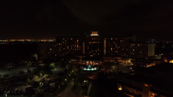 Aerial night video arriving Rosen Shingle Creek Orlando Florida — Stock Video