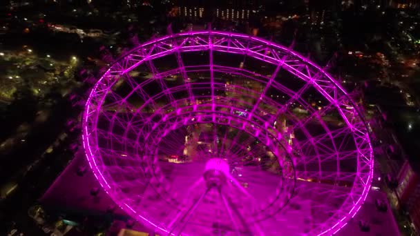 Órbita aérea tire hacia atrás y revelar Orlando Eye ferris rueda — Vídeos de Stock