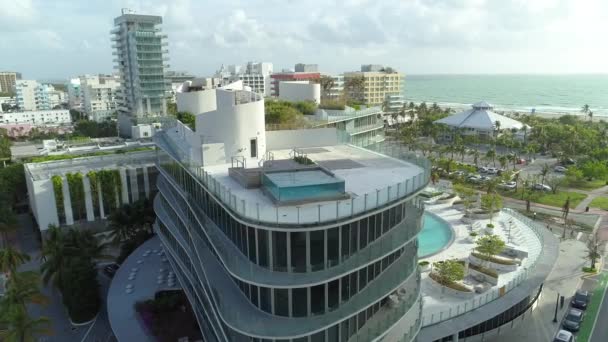 Het zwembad op het dak van glas Miami Beach — Stockvideo