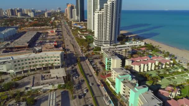 El descenso aéreo y la inclinación revelan las torres Trump Sunny Isles Beach — Vídeo de stock