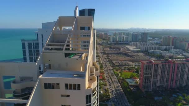 Sobrevuelo en la azotea 4k pináculo Sunny Isles — Vídeo de stock