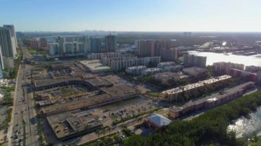 Hava kurulması Sunny Isles Beach alışveriş plaza ve daireler vurdu