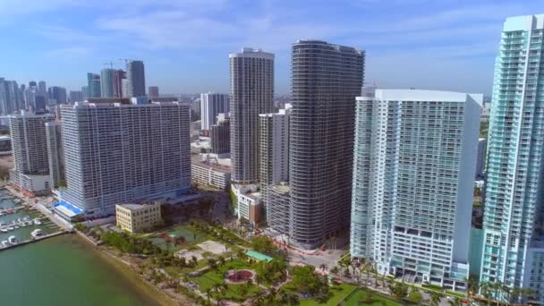 Centro de Miami torres de gran altura en la bahía — Vídeos de Stock