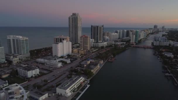 建筑物在迈阿密的海滩上 — 图库视频影像