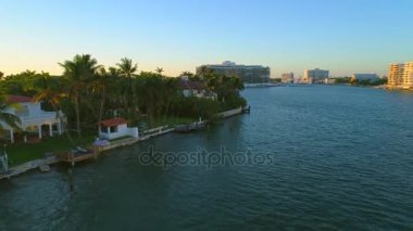 Sinematik anteni lüks waterfromt evleri Miami Beach arkadan aydınlatmalı günbatımı 4 k vurdu