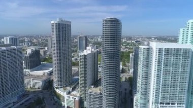 Hızlı hava üstgeçidi ve tilt highrise bina aşağı
