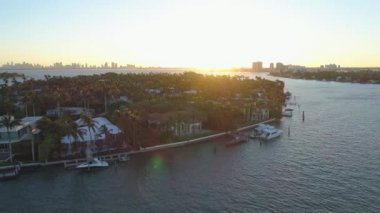 Lüks evler Allison Adası ve gün batımı Miami Beach