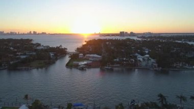Uzakta havadan çekim Miami Beach evleri su sahildeki çekin