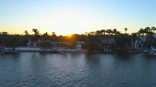 Drone aéreo subindo sobre casas para revelar pôr do sol Miami — Vídeo de Stock