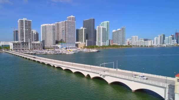 Drone flyger förbi Venetian Causeway Miami syn på Edgewater — Stockvideo