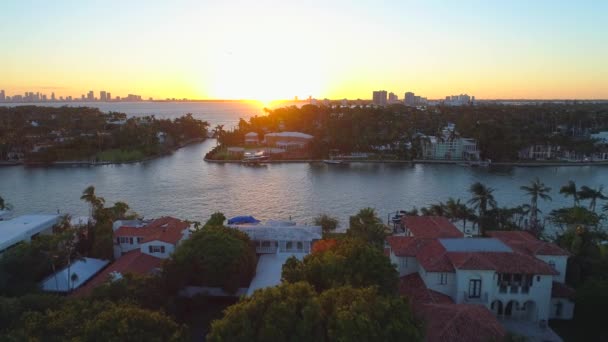 Mansiones de lujo Miami Beach puesta de sol sobre la bahía — Vídeo de stock